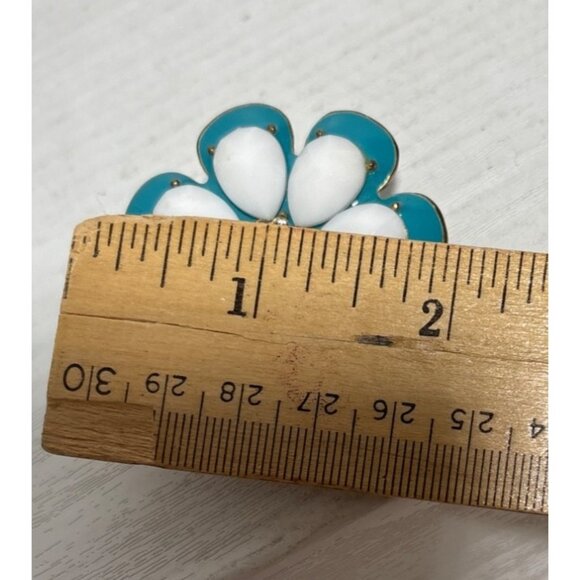 Stretchy Cocktail Ring Teal White Flower Enamel Petals And Rhinestone Center 2" - Picture 6 of 6